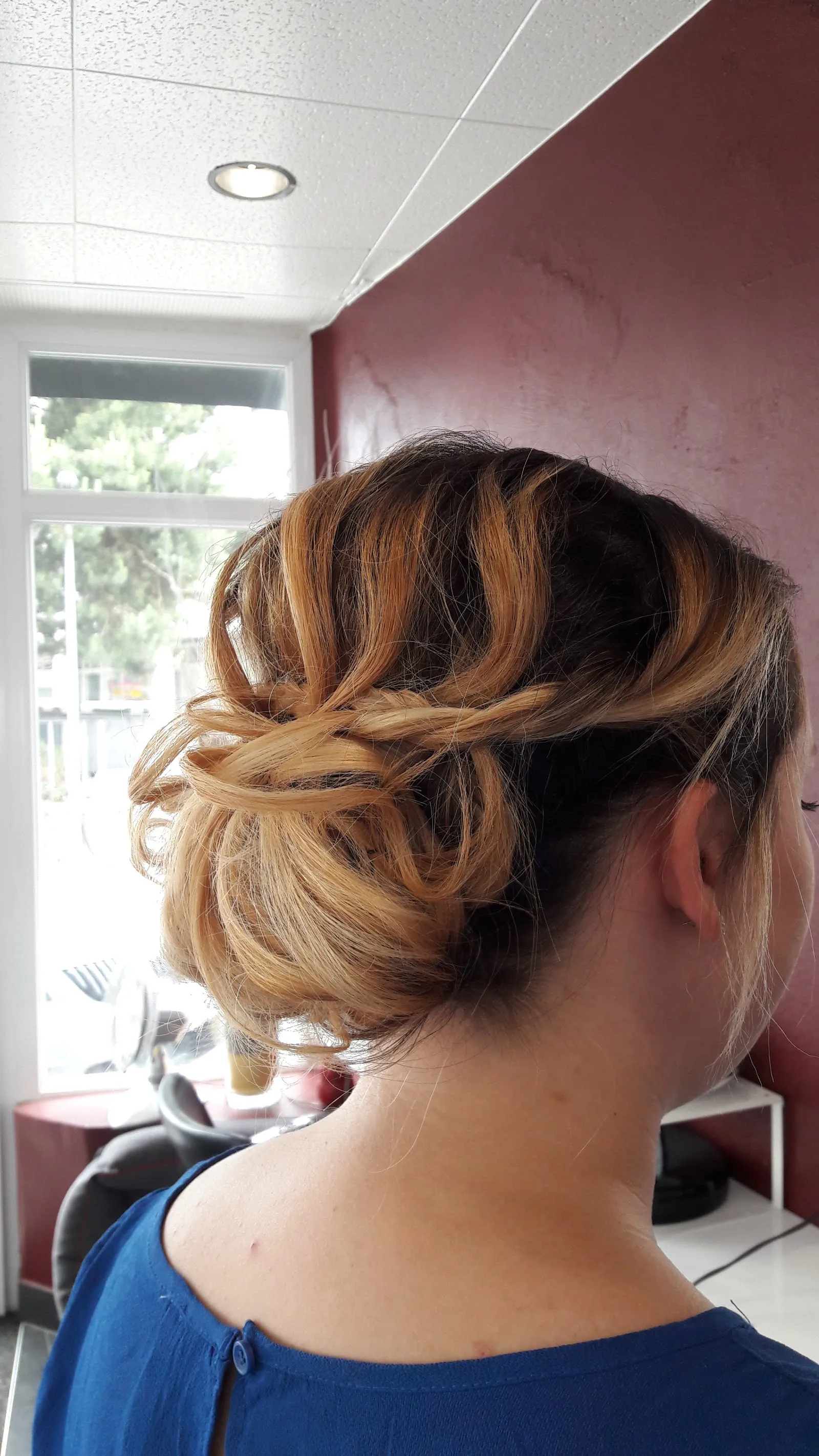 Chignon flou travaillé, mèches dorées